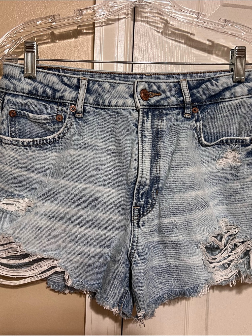 American Eagle Tomgirl Distressed Denim Shorts Size 6 Light Wash Raw Hem